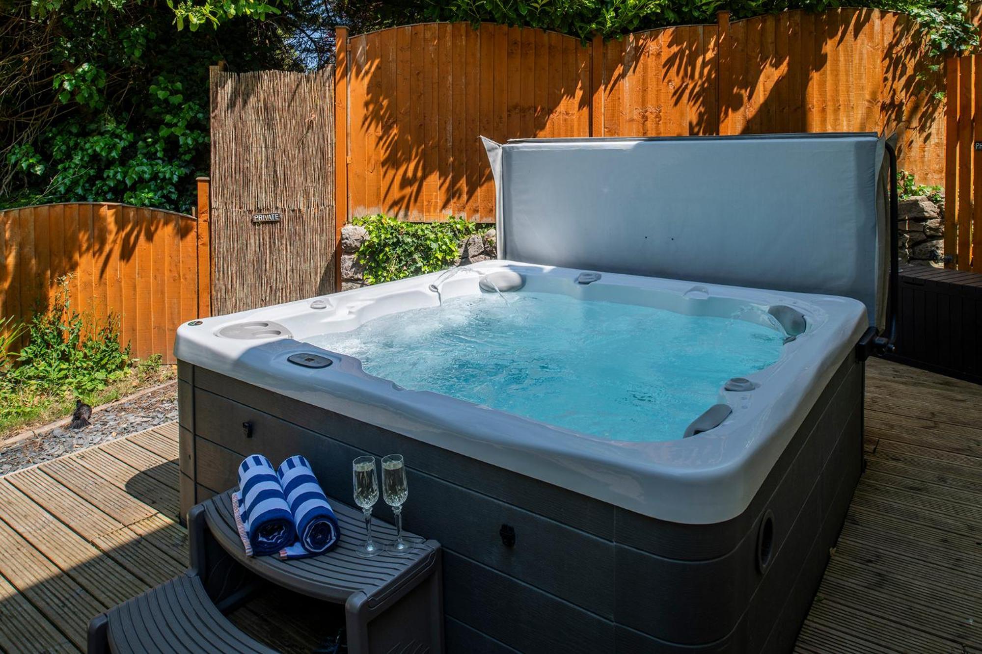 The Coachhouse - Cottage With Private Hot Tub Colwyn Bay Zewnętrze zdjęcie